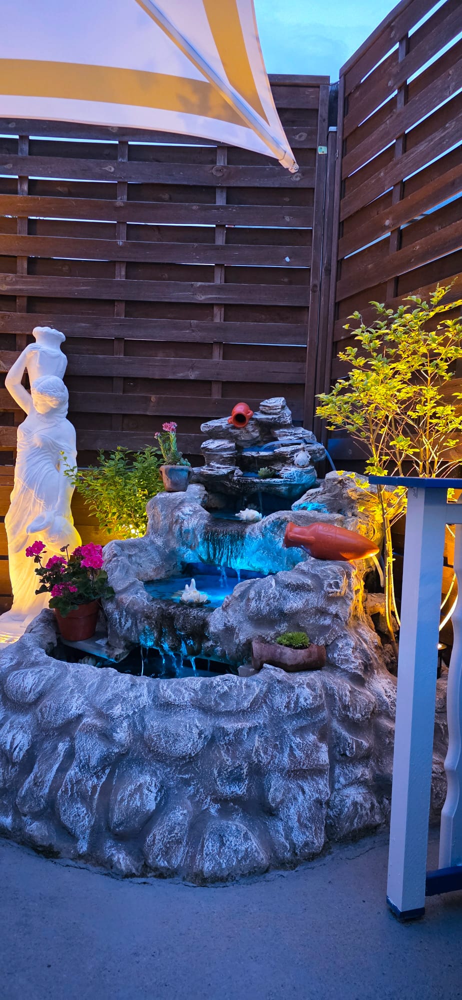 Beleuchteter Brunnen und mediterrane Dekoration